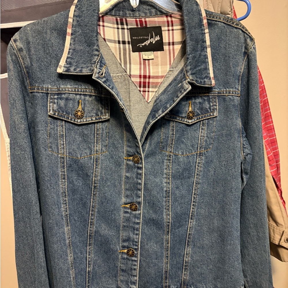 Stylish Blue Denim Jacket with Plaid Lining